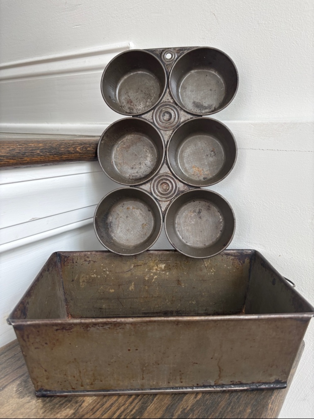 Vintage set: muffin tin & bread loaf pan, 1940s?, metal, patina, use/display